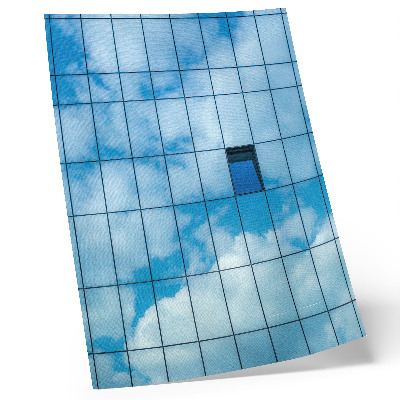 Impressão em tela Uma fachada de vidro que reflete o céu e as nuvens.