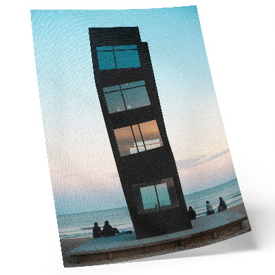 Poster decorativo Uma torre negra moderna sobre um mar azul.