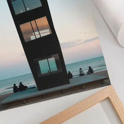Poster decorativo uma torre negra moderna sobre mar azul
