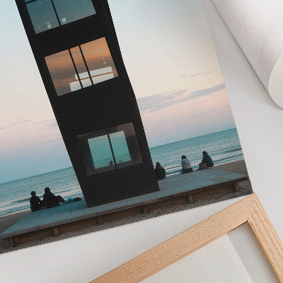 Poster decorativo Uma torre negra moderna sobre um mar azul.