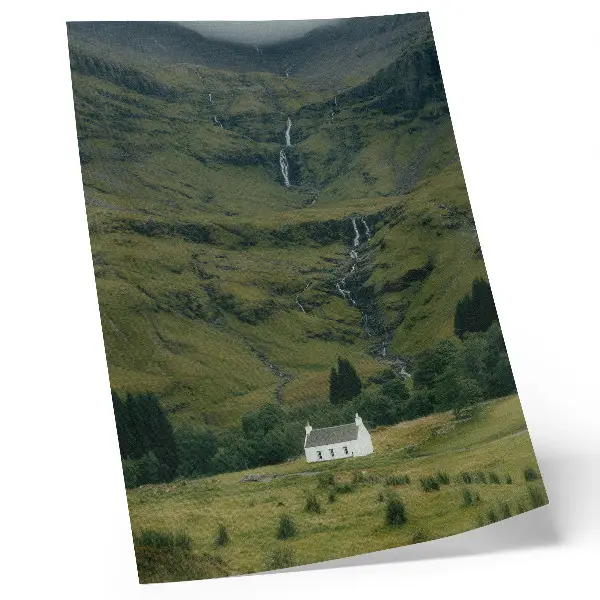 Poster para cozinha com paisagem de colinas verdejantes e chalé pitoresco em atmosfera tranquila