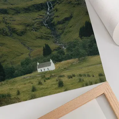 Poster para cozinha com paisagem de colinas verdejantes e chalé pitoresco em atmosfera tranquila