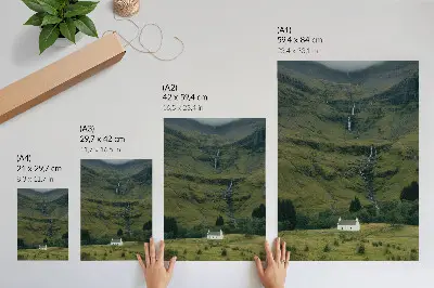 Poster para cozinha com paisagem de colinas verdejantes e chalé pitoresco em atmosfera tranquila