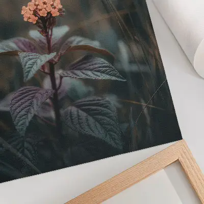 Impressão em tela uma planta com uma flor colorida sobre fundo verde