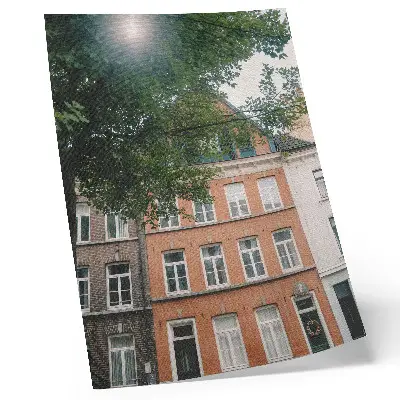 Poster para cozinha com fachadas coloridas, árvores verdes e sol no céu