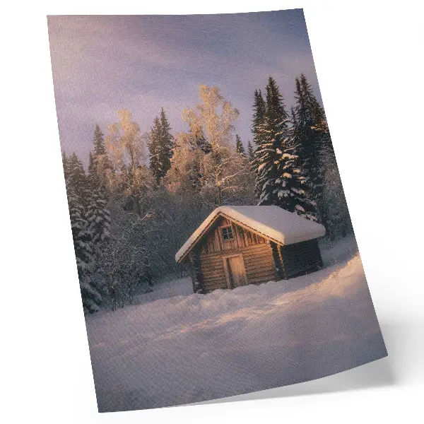 Poster decorativo cabana de madeira na floresta de inverno representando paz, harmonia e natureza