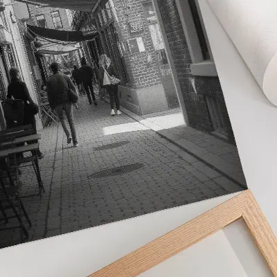 Poster para cozinha fachada urbana de tijolos em preto e branco com ruas estreitas