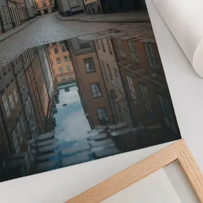 Impressão em tela de prédios residenciais históricos com piscina em estilo moderno