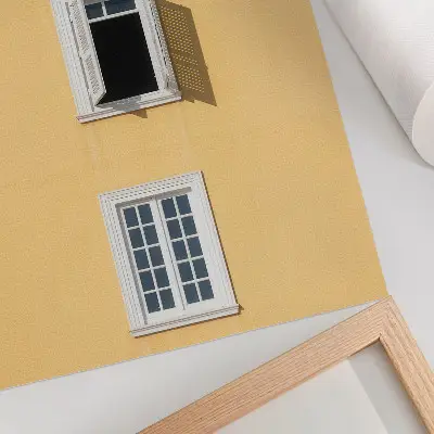 Arte de parede fachada amarela com três janelas em simetria e simplicidade