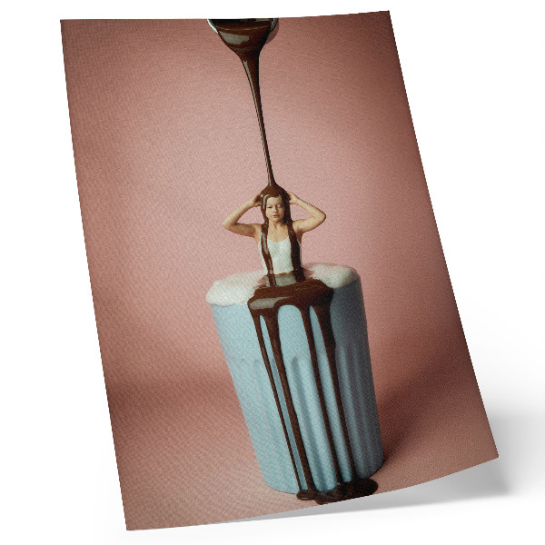 Poster para cozinha Pessoa dentro de uma xícara de chocolate sobre um fundo rosa.