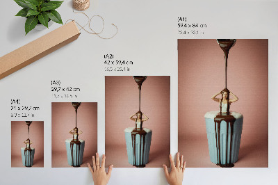 Poster para cozinha Pessoa dentro de uma xícara de chocolate sobre um fundo rosa.
