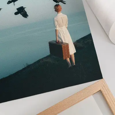 Arte de parede mulher com uma mala, pássaros e céu em estilo surrealista