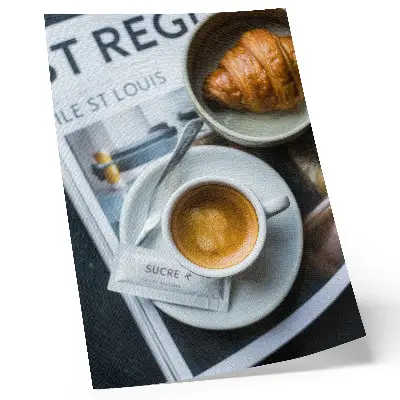 Poster decorativo com estampa de fundo preto e branco, café e croissant para um toque de elegância e relaxamento