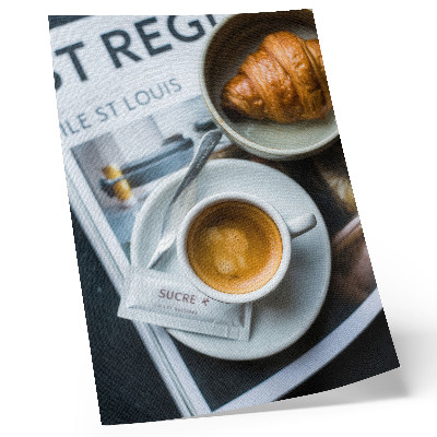 Poster decorativo Fundo preto e branco, café, croissant, elegância, relaxamento