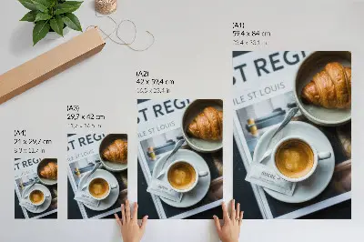 Poster decorativo com estampa de fundo preto e branco, café e croissant para um toque de elegância e relaxamento