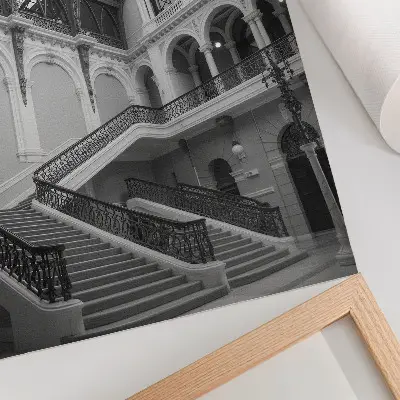 Poster para cozinha com escadaria decorativa, janelas amplas e tetos altos
