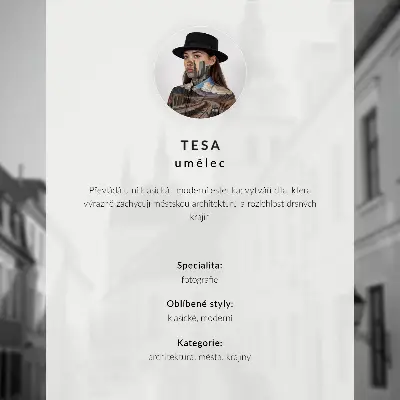 Poster para cozinha com escadaria decorativa, janelas amplas e tetos altos