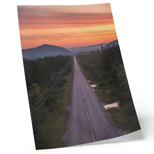 Impressão em tela estrada reta que atravessa a floresta sob um pôr do sol em tons pastel