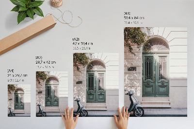 Arte de parede Fachada elegante com portas verdes e uma scooter