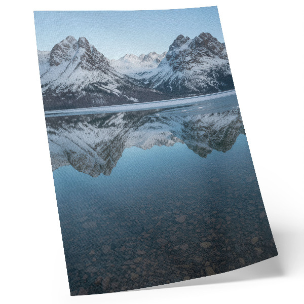 Poster decorativo Montanhas simétricas de inverno refletidas no lago