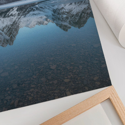 Poster decorativo Montanhas simétricas de inverno refletidas no lago