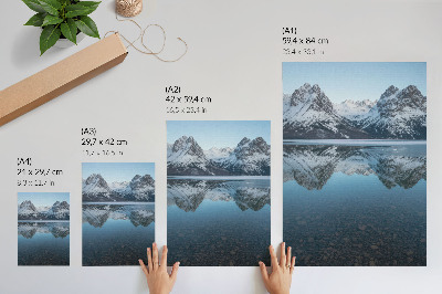 Poster decorativo Montanhas simétricas de inverno refletidas no lago