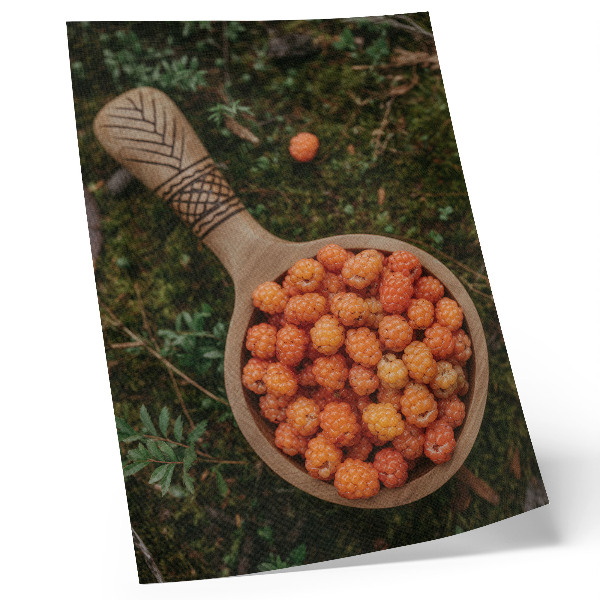 Arte de parede Uma tigela de madeira com frutos silvestres sobre um fundo de musgo.