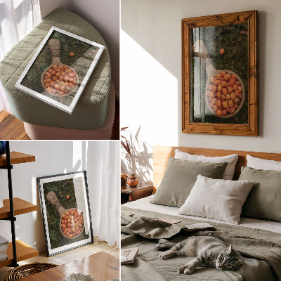 Arte de parede Uma tigela de madeira com frutos silvestres sobre um fundo de musgo.