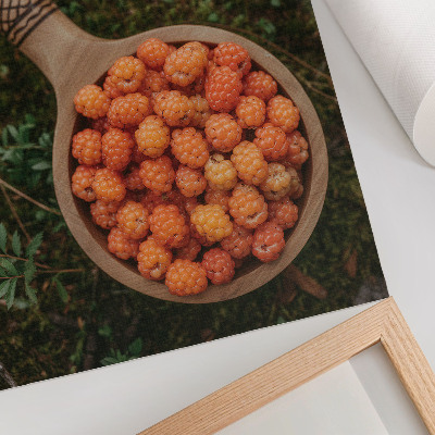 Arte de parede Uma tigela de madeira com frutos silvestres sobre um fundo de musgo.