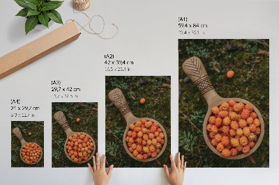 Arte de parede Uma tigela de madeira com frutos silvestres sobre um fundo de musgo.