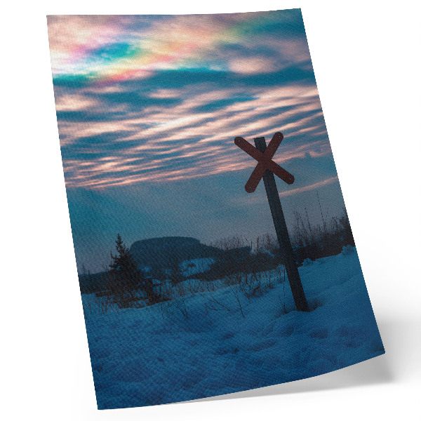 Impressão em tela Paisagem invernal atmosférica, nuvens coloridas, placa solitária