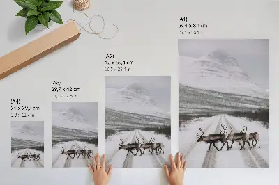 Arte de parede renas em uma estrada nevada entre montanhas com cenário de inverno