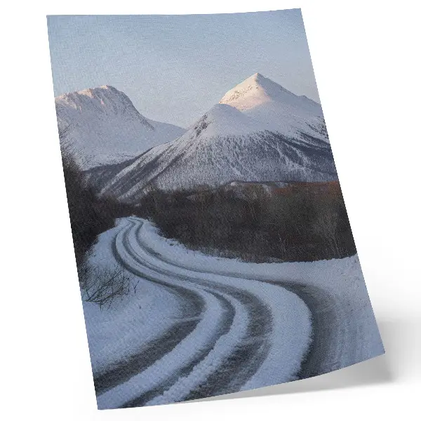 Impressão em tela paisagem de inverno com montanhas e estrada sinuosa