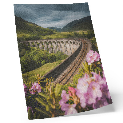 Poster para cozinha viaduto de pedra, colinas verdes, flores em tons pastel
