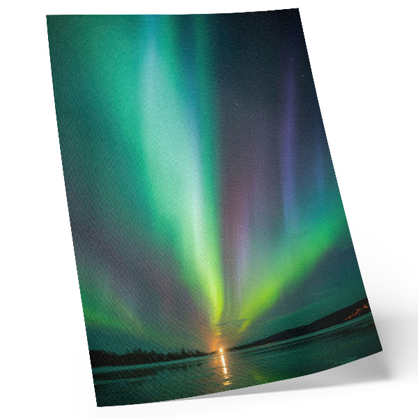 Poster para cozinha Aurora boreal sobre uma paisagem noturna repleta de estrelas.