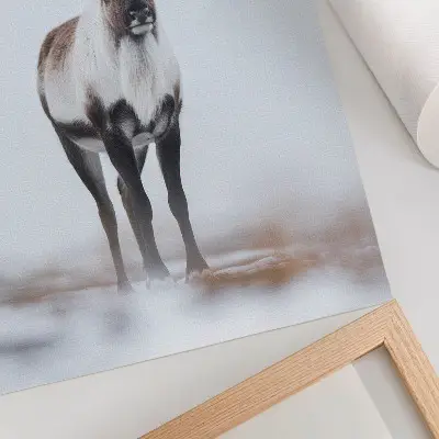 Poster decorativo cenário de renas em paisagem de inverno com tons quentes em estilo moderno