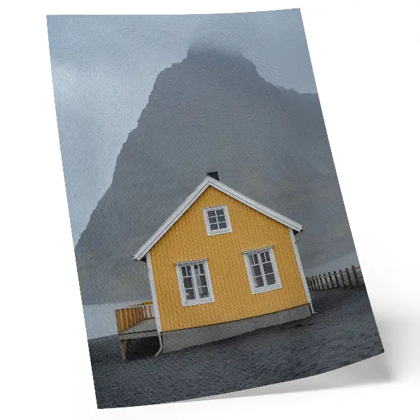 Poster para cozinha com estampa de casa amarela, montanha, minimalismo, simplicidade e paz