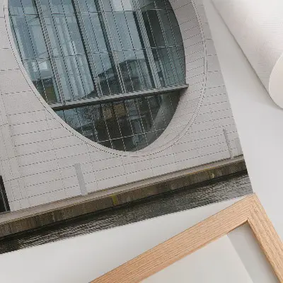 Arte de parede fachada futurista com linhas retas e estrutura de vidro