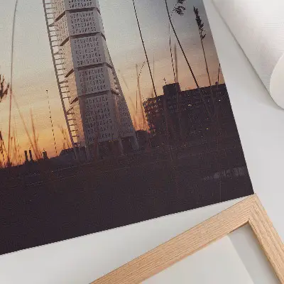 Poster decorativo arranhas-céu ao pôr do sol com arquitetura moderna