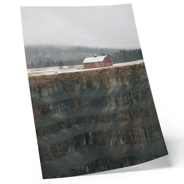Poster para cozinha celeiro na encosta com paisagem de inverno e floresta enevoada