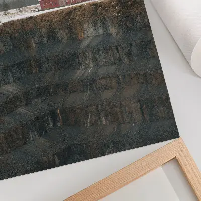 Poster para cozinha celeiro na encosta com paisagem de inverno e floresta enevoada