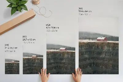 Poster para cozinha celeiro na encosta com paisagem de inverno e floresta enevoada