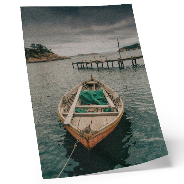 Poster decorativo Um barco na baía, uma atmosfera tranquila e encanto natural.