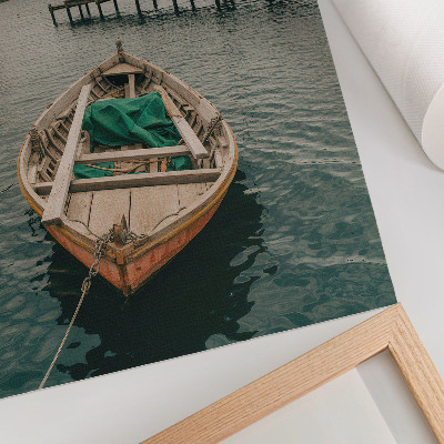 Poster decorativo Um barco na baía, uma atmosfera tranquila e encanto natural.