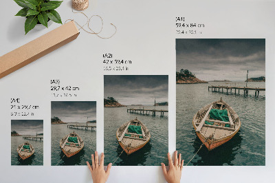 Poster decorativo Um barco na baía, uma atmosfera tranquila e encanto natural.