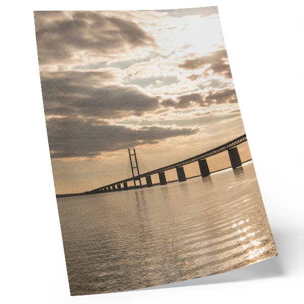Impressão em tela Uma ponte sobre a água à luz do pôr do sol.