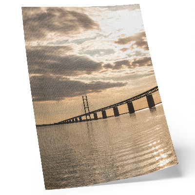 Impressão em tela Uma ponte sobre a água à luz do pôr do sol.