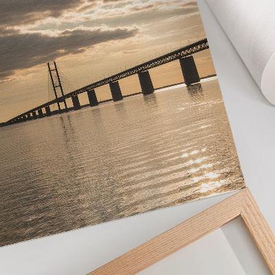 Impressão em tela Uma ponte sobre a água à luz do pôr do sol.