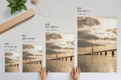 Impressão em tela Uma ponte sobre a água à luz do pôr do sol.