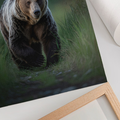 Impressão em tela Um urso orgulhoso em um cenário florestal.